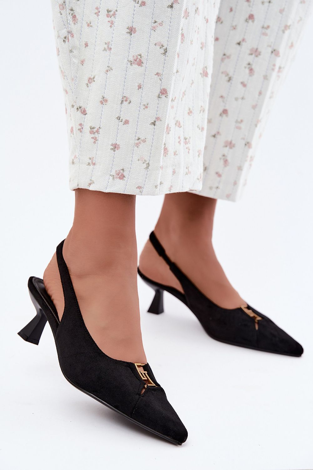 Women's Pointed Toe Slingback Block Heel Pumps - pointed toe close-up - LeStyleParfait